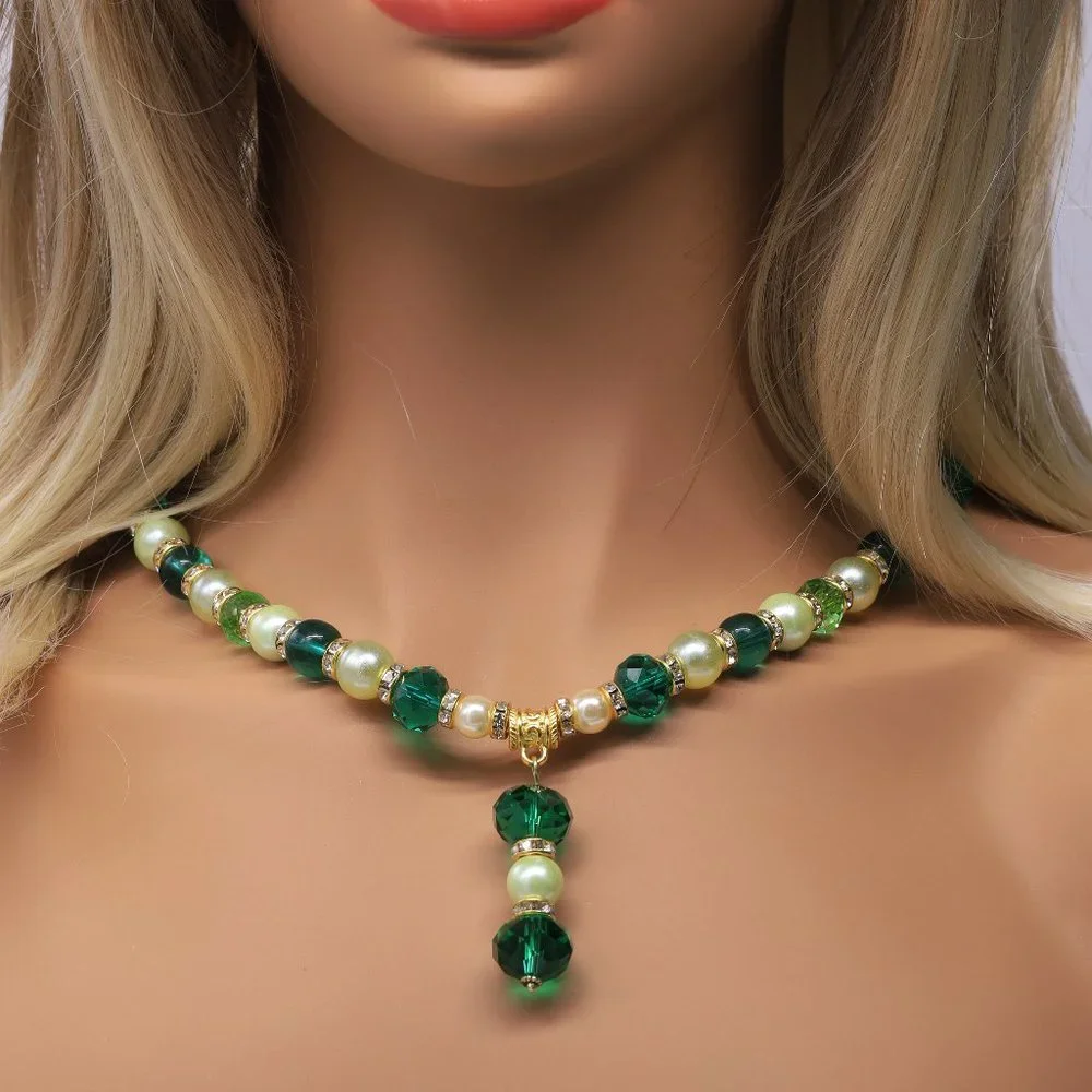 Beautiful necklace and earring set with Emerald Green Chrystals and Pearls. - Picture 2 of 6